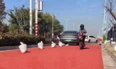 彩色陶瓷颗粒防滑路面的施工，如何选择合适的施工工艺？根据什么来判断？